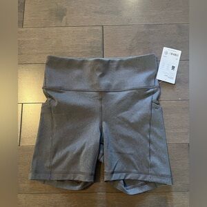 Athleta Shorts Interval Stash 5” Short Gray Size Medium New